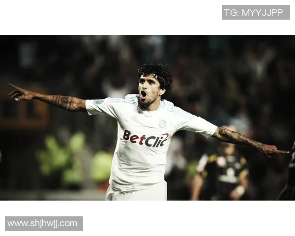 足球巨星握笔创意瞬间 捕捉球场外不为人知的专注与才华